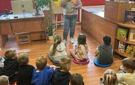 Dzieci słuchają pani bibliotekarki