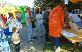rodzice z dziećmi kupują bilety na r&oacute;żne atrakcje