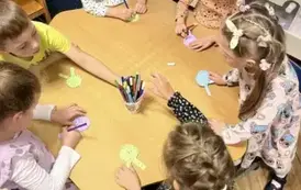 Dzieci kolorują medale