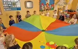 Dzieci z chustą animacyjną