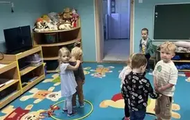 Dzieci stoją w obręczach