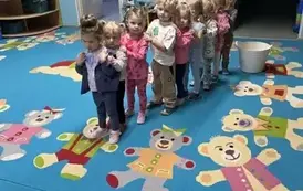 Dzieci stoją w pociągu