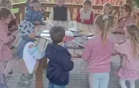Dzieci przy stole z książkami