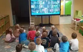 Dzieci przed tablicą interaktywną