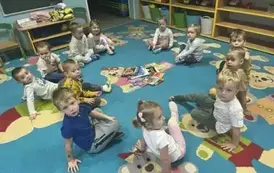 Grupa maluszk&oacute;w z książkami