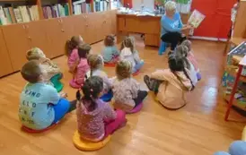 Pani czytająca dzieciom
