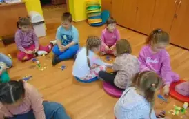 Dzieci siedzą w kole
