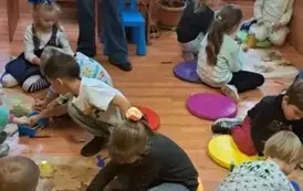 Dzieci kolorują