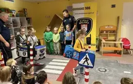 Strażnik miejski i grupa dzieci