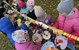 Dzieci malują farbami