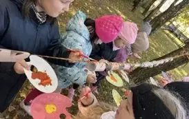 Dzieci malują farbami