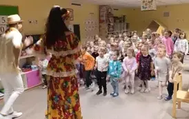 Tancerze i grupa dzieci