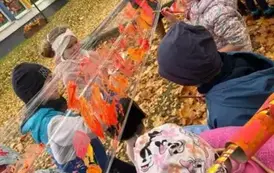 Dzieci malują farbami na folii