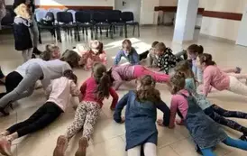 Dzieci tworzące koło