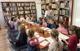 Dzieci wykonują pracę plastyczną