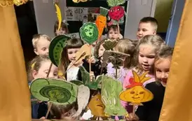 Dzieci biorą udział w inscenizacji