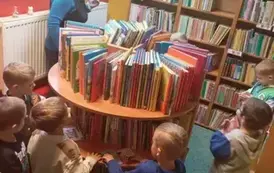 Dzieci z panią bibliotekarką