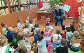 Dzieci słuchające pani bibliotekarki