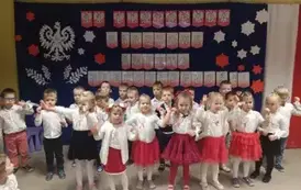 Grupa dzieci śpiewająca piosenkę