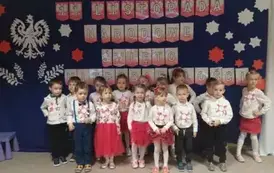 GRupa dzieci na tle dekoracji