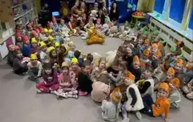 Grupa dzieci siedzących w kole