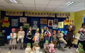 Dzieci trzymające swoje misie