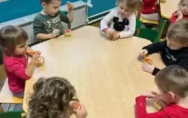 Dzieci jedzące mus
