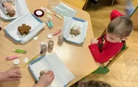 Dzieci ozdabiają pierniczki