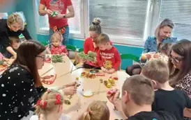 Dzieci wraz z rodzicami wykonują stroik świąteczny