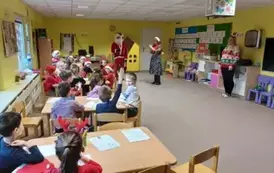Mikołaj i grupa dzieci