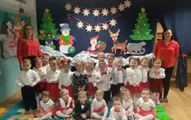 Grupa dzieci z paniami