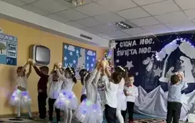 Dzieci tańczące w parach