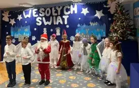 Dzieci m&oacute;wiące wiersz a za nimi pozostała część grupy