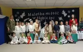 Grupa dzieci z paniami