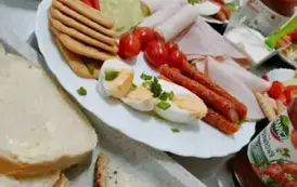 Talerze z jedzeniem