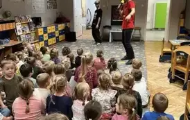 Pan prowadzący oraz grupa dzieci