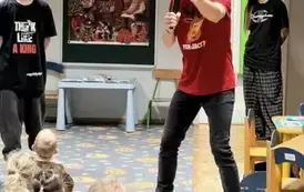 Troje dorosłych i kilkoro dzieci