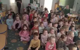 Dzieci oglądają przedstawienie