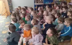 Dzieci oglądają przedstawienie