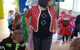 Dzieci robiące pociąg za panią