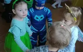 Dzieci tańczące w k&oacute;łku