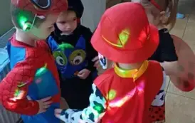 Dzieci tańczące w k&oacute;łku