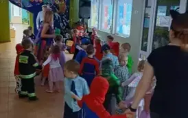 Dzieci tańczące w k&oacute;łkach 