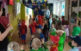 Grupa dzieci biorąca udział w zabawie