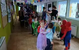 Dzieci tańczące w k&oacute;łkach z paniami