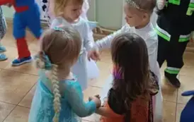 Dzieci tańczące w k&oacute;łkach