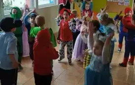Grupa dzieci biorąca udział w zabawie