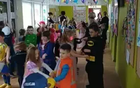 Grupa dzieci biorąca udział w zabawie