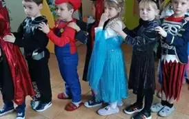 Dzieci robiące pociąg 