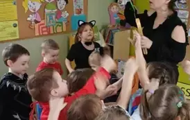 Dzieci łapiące bańki, kt&oacute;re puszcza pani